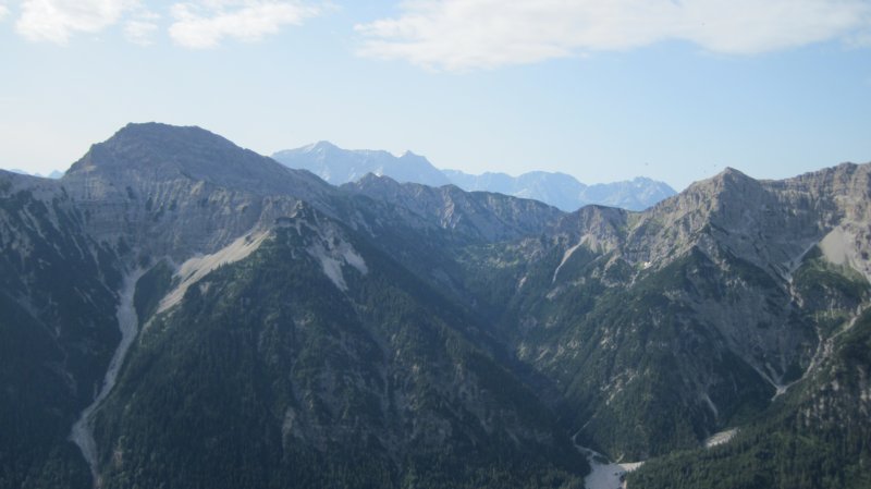 kreuzspitzedahinterzugspitze.jpg